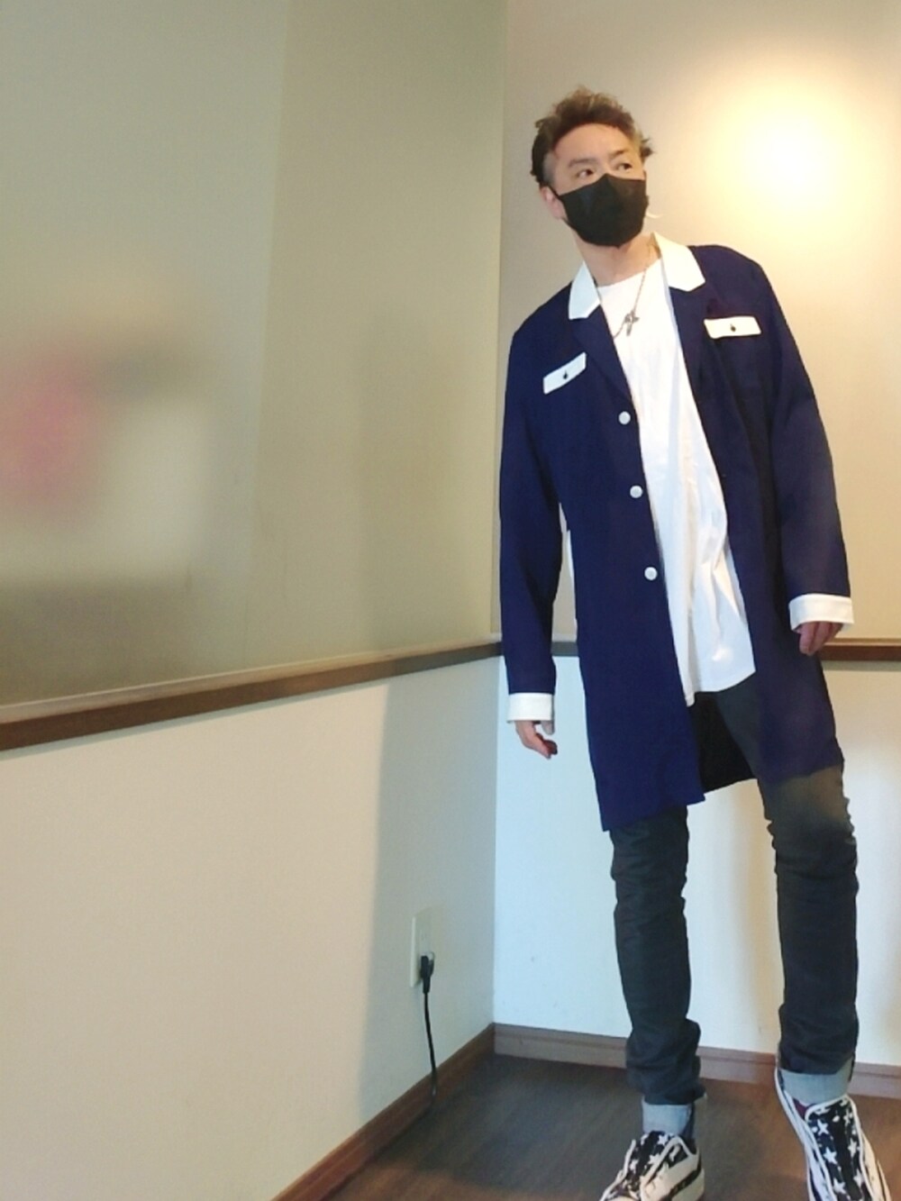 ブルー系のシャツ/ブラウス、グレー系のデニムパンツ、ホワイト系のスニーカーを着用したメンズの夏コーディネートの4枚目の写真