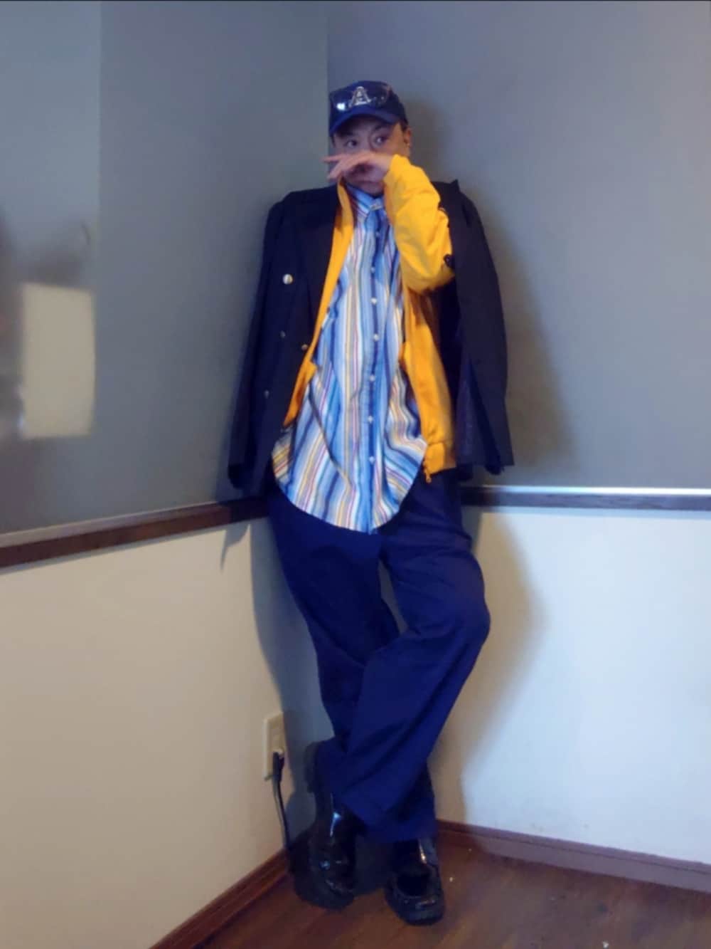 イエロー系のジャージ、ブルー系のその他アウター、その他のシャツ/ブラウスを着用したメンズの春コーディネートの3枚目の写真