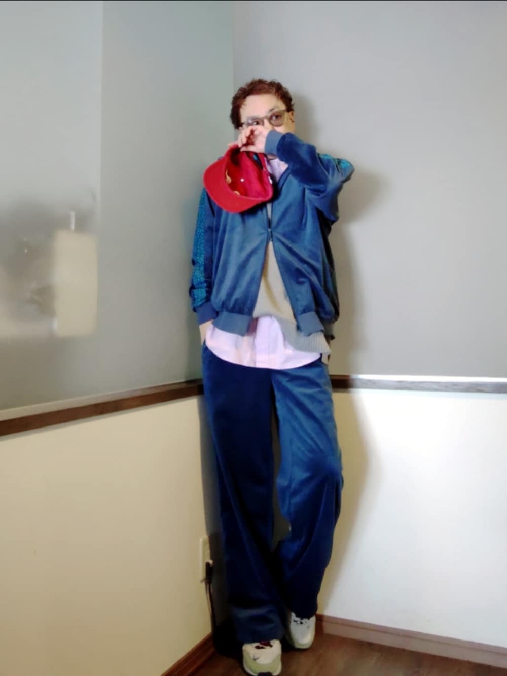 ブルー系のブルゾン、ブルー系のその他パンツ、パープル系のシャツ/ブラウスを着用したメンズの冬コーディネートの3枚目の写真