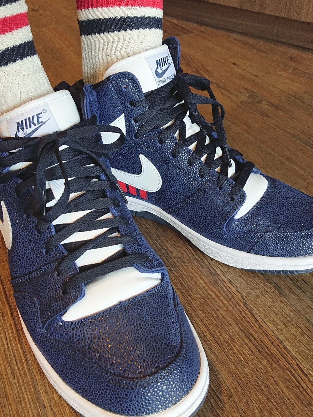 ブルー系のパーカー、レッド系のショルダーバッグ、パープル系のスラックスを着用したメンズの夏コーディネートの3枚目の写真