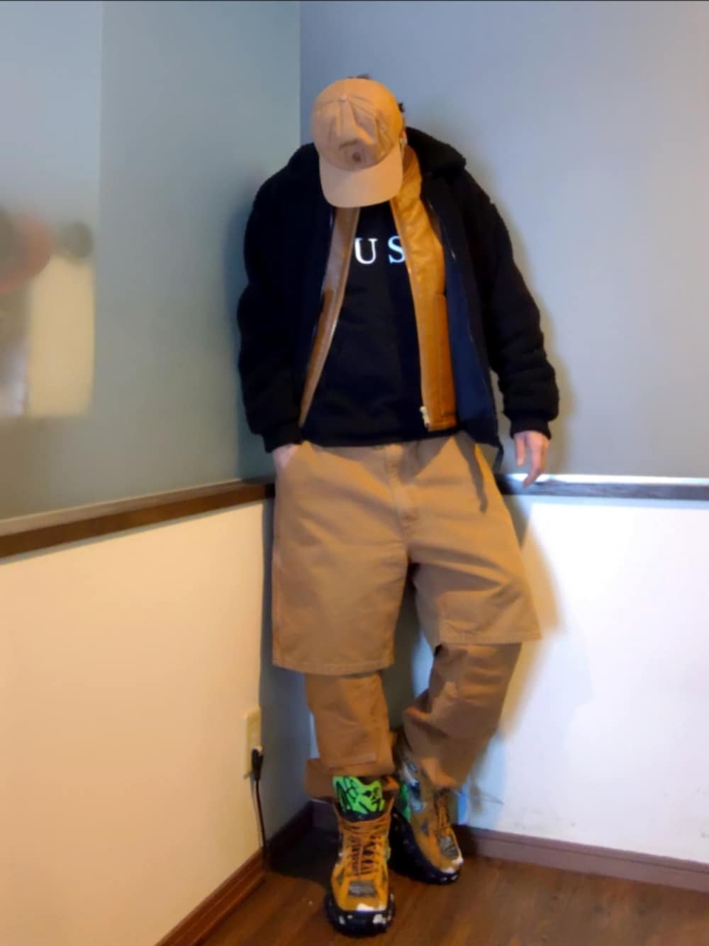 ブラウン系のパンツ、ブラウン系のその他パンツ、ブラウン系のスニーカーを着用したメンズの冬コーディネートの2枚目の写真