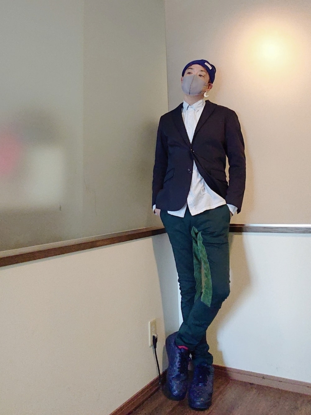 ブルー系のテーラードジャケット、ホワイト系のシャツ/ブラウス、グリーン系のその他パンツを着用したメンズの春コーディネートの3枚目の写真