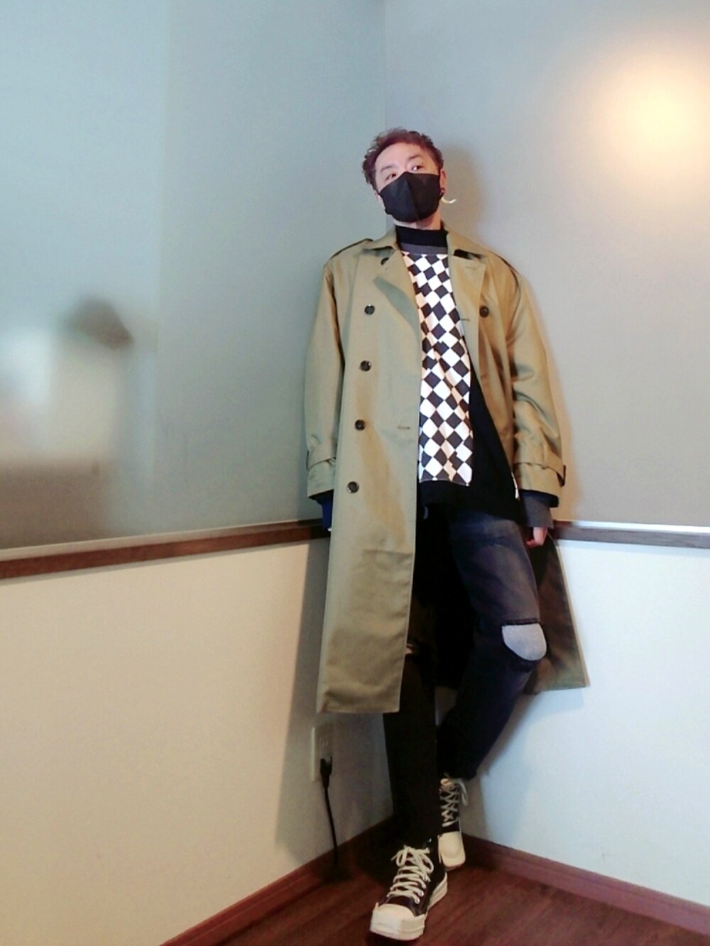 グリーン系のトレンチコート、グレー系のスウェット、ブラック系のスニーカーを着用したメンズの冬コーディネートの2枚目の写真