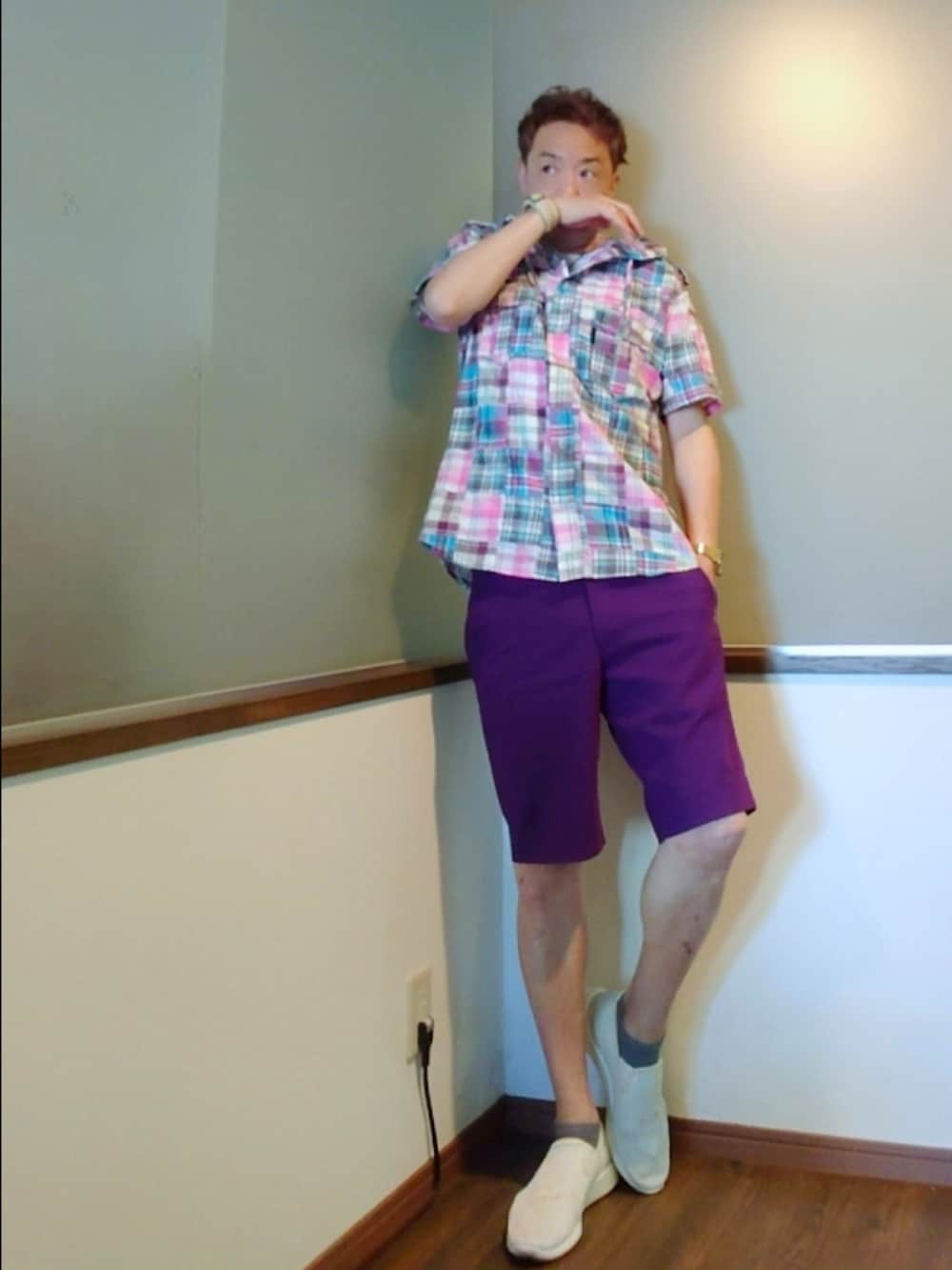 ピンク系のシャツ/ブラウス、ホワイト系のTシャツ/カットソー、パープル系のスラックスを着用したメンズの夏コーディネートの2枚目の写真