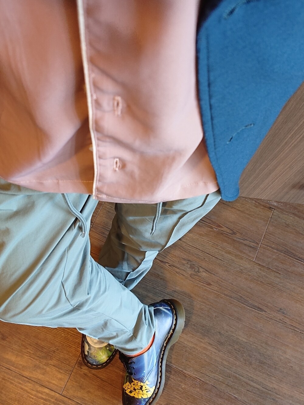 ピンク系のシャツ/ブラウス、ブルー系のテーラードジャケット、グリーン系のスラックスを着用したメンズの春コーディネートの3枚目の写真