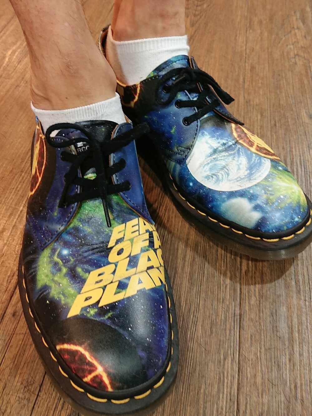 ブルー系のシャツ/ブラウス、ホワイト系のタンクトップ、ブルー系のスラックスを着用したメンズの夏コーディネートの3枚目の写真