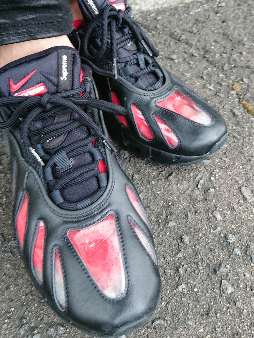 ベージュ系のシャツ/ブラウス、ブラック系のデニムパンツ、ブラック系のスニーカーを着用したメンズの夏コーディネートの3枚目の写真