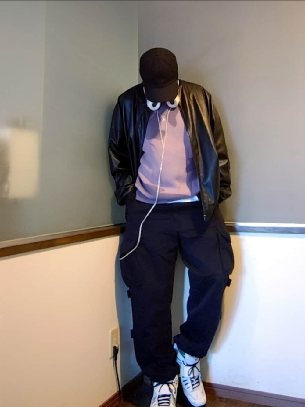 パープル系のニット/セーター、ブラック系のMA-1、ブラック系のカーゴパンツを着用したメンズの秋コーディネートの2枚目の写真