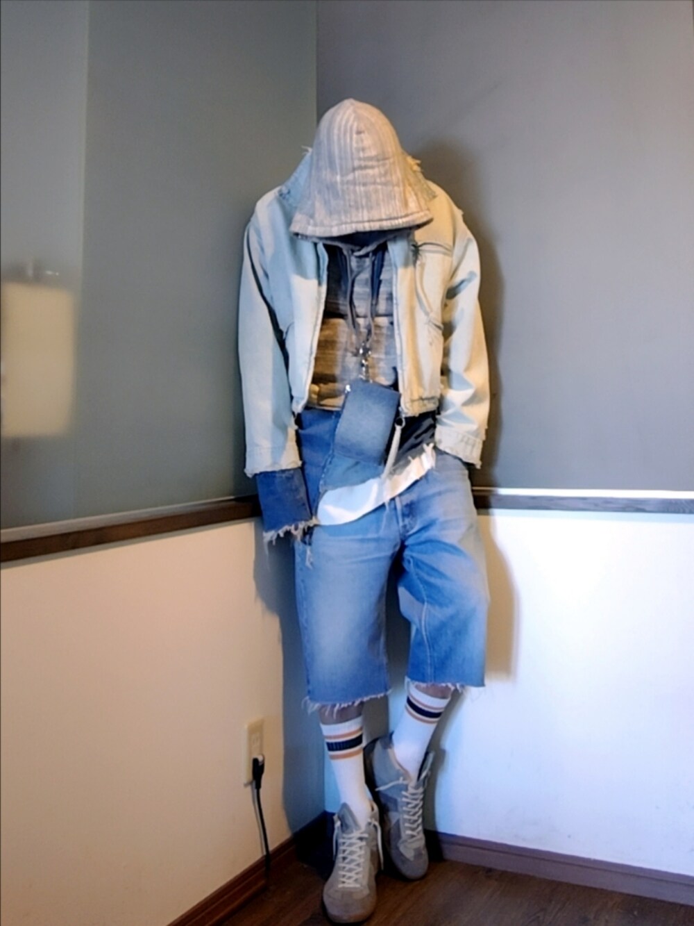 ブルー系のデニムパンツ、グレー系のスニーカー、ブルー系のショルダーバッグを着用したメンズの秋コーディネートの3枚目の写真