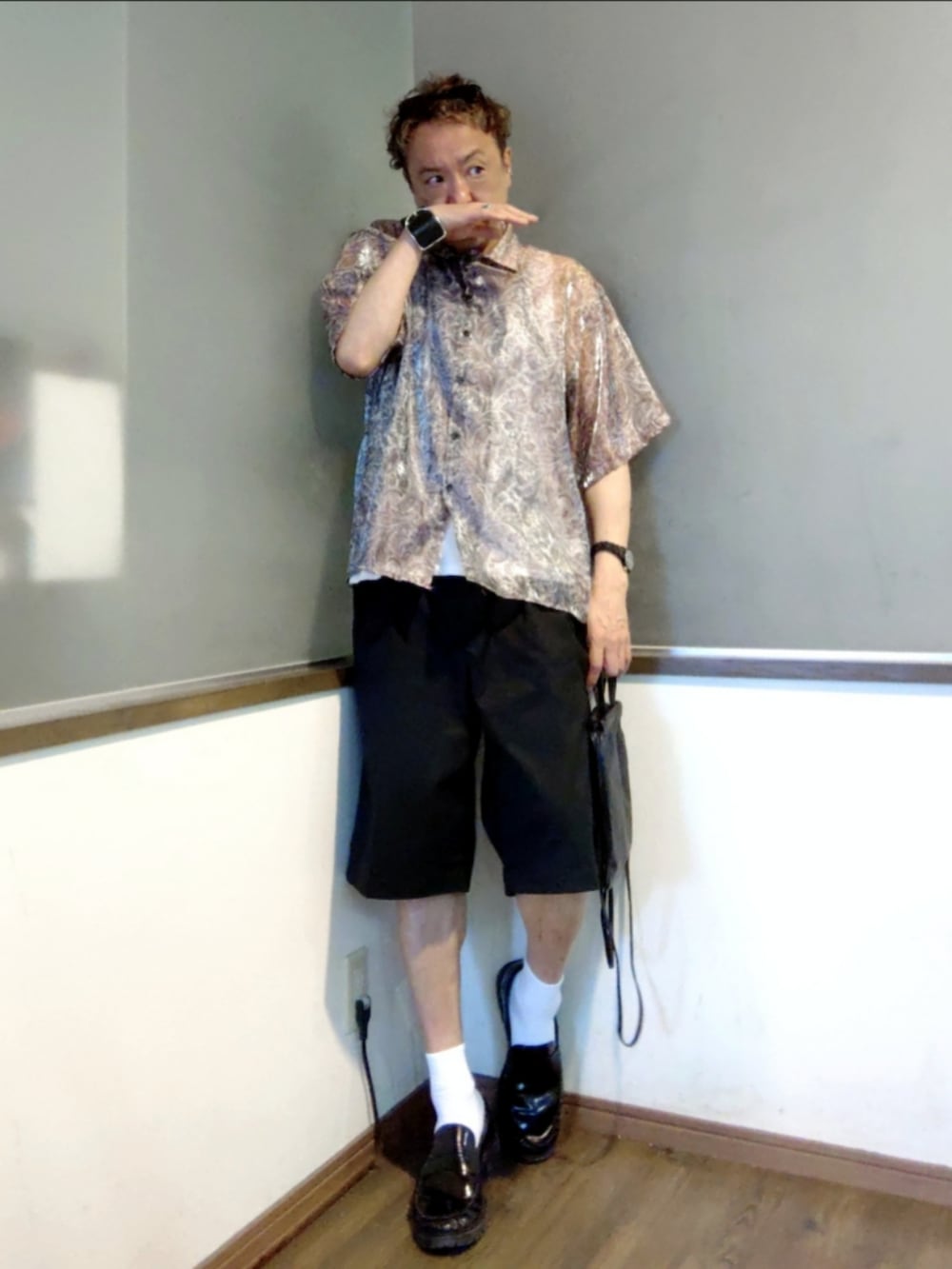 レッド系のシャツ/ブラウス、ブラック系のローファー、ブラック系のチノパンツを着用したメンズの夏コーディネートの2枚目の写真
