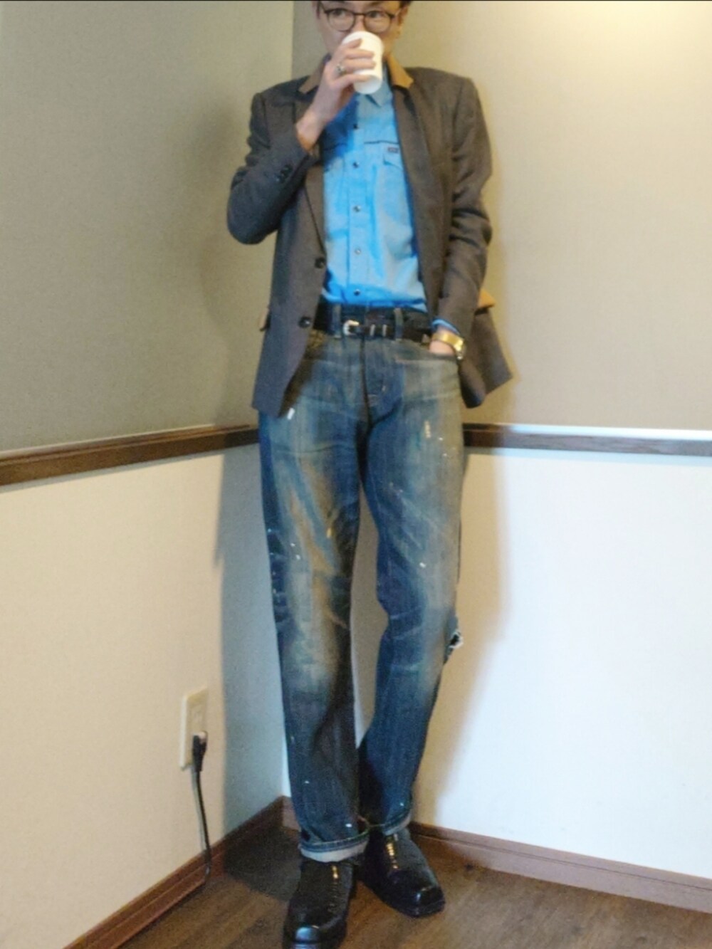 ブルー系のデニムパンツ、ブルー系のシャツ/ブラウス、グレー系のテーラードジャケットを着用したメンズの春コーディネートの2枚目の写真