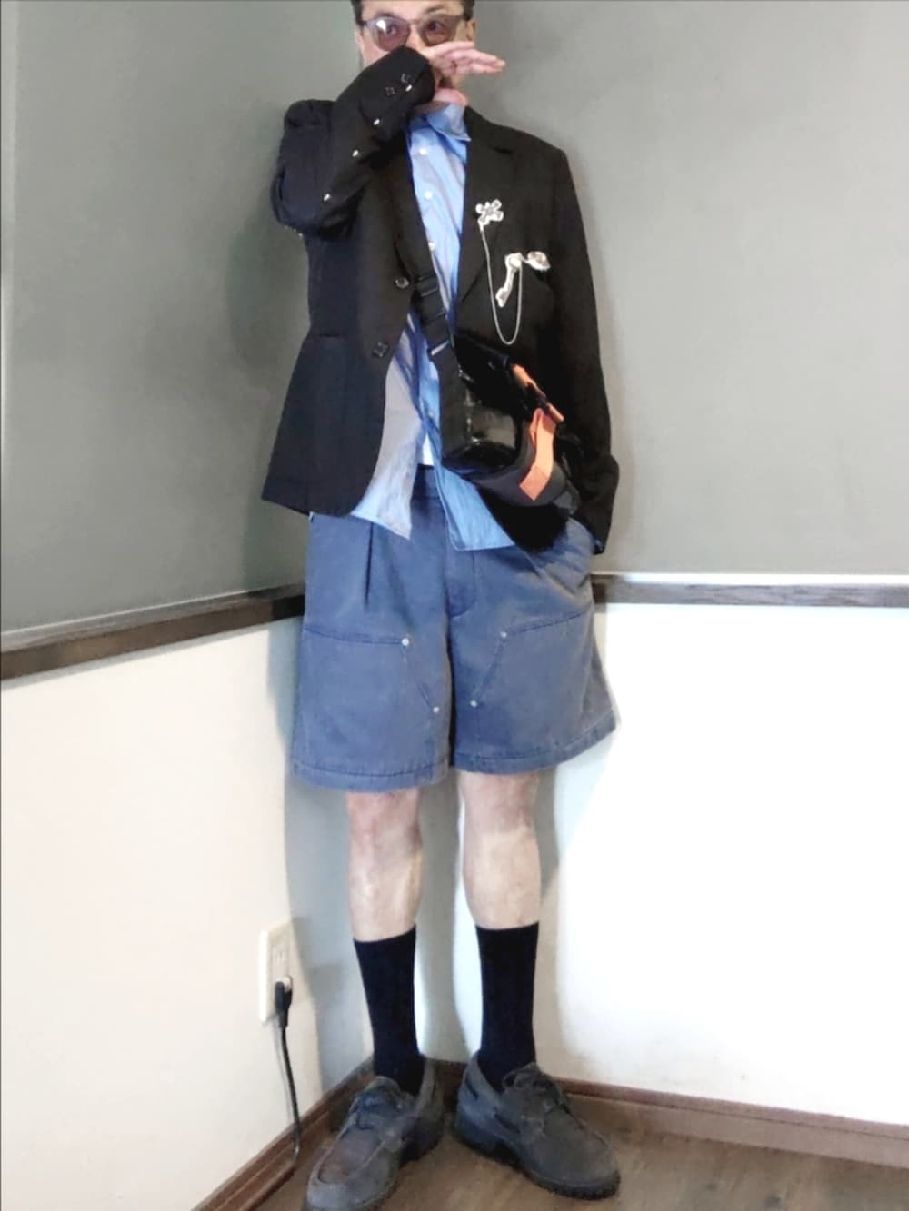 ブルー系のその他パンツ、グレー系のモカシン/デッキシューズ、グレー系のテーラードジャケットを着用したメンズの夏コーディネートの3枚目の写真