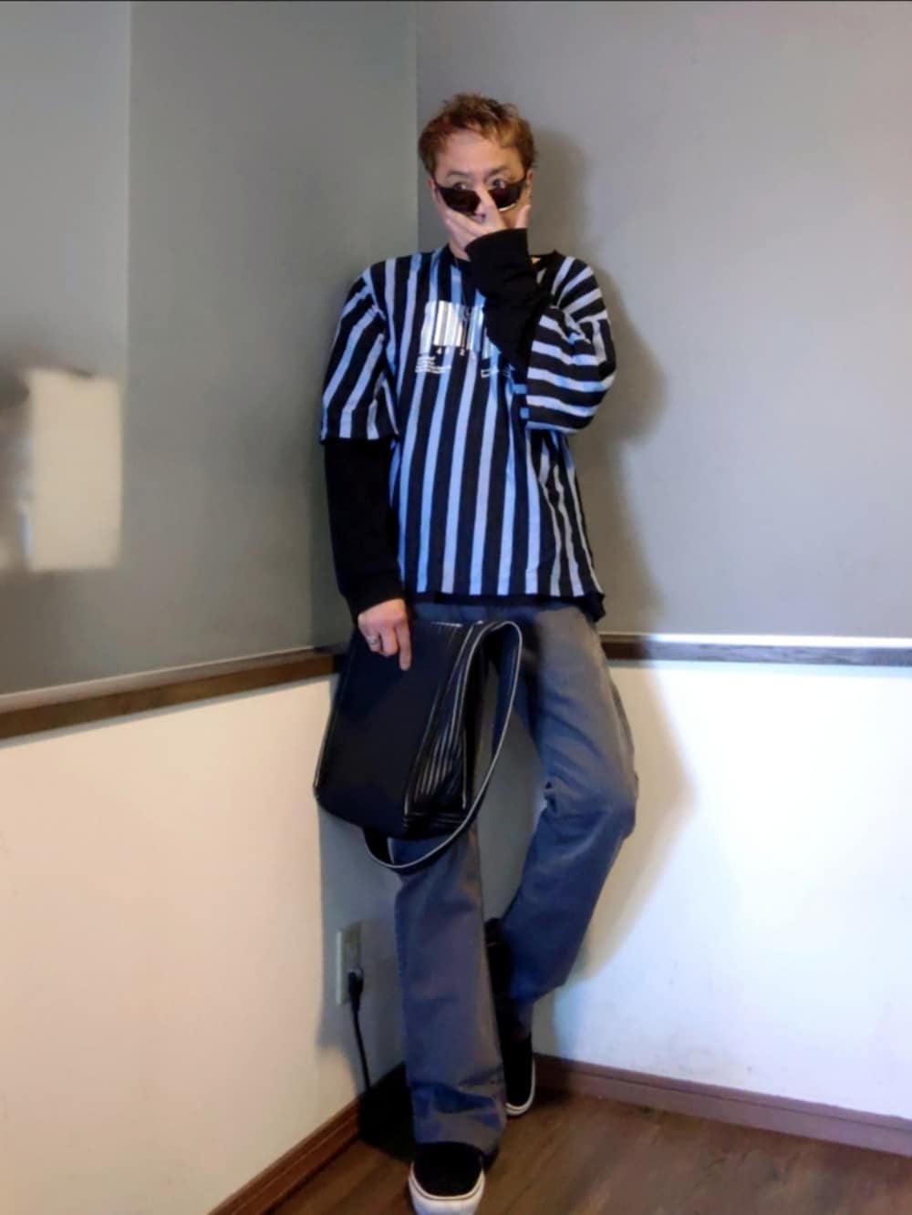 ブルー系のTシャツ/カットソー、グレー系のチノパンツ、ブラック系のスニーカーを着用したメンズの秋コーディネートの2枚目の写真