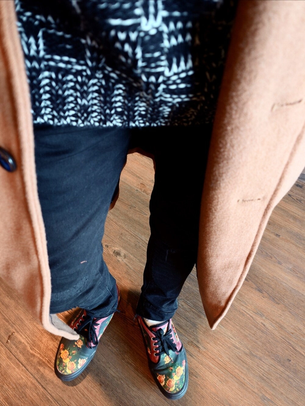 ブラック系のデニムパンツ、ブラック系のスニーカー、ブラック系のスニーカーを着用したメンズの秋コーディネートの3枚目の写真