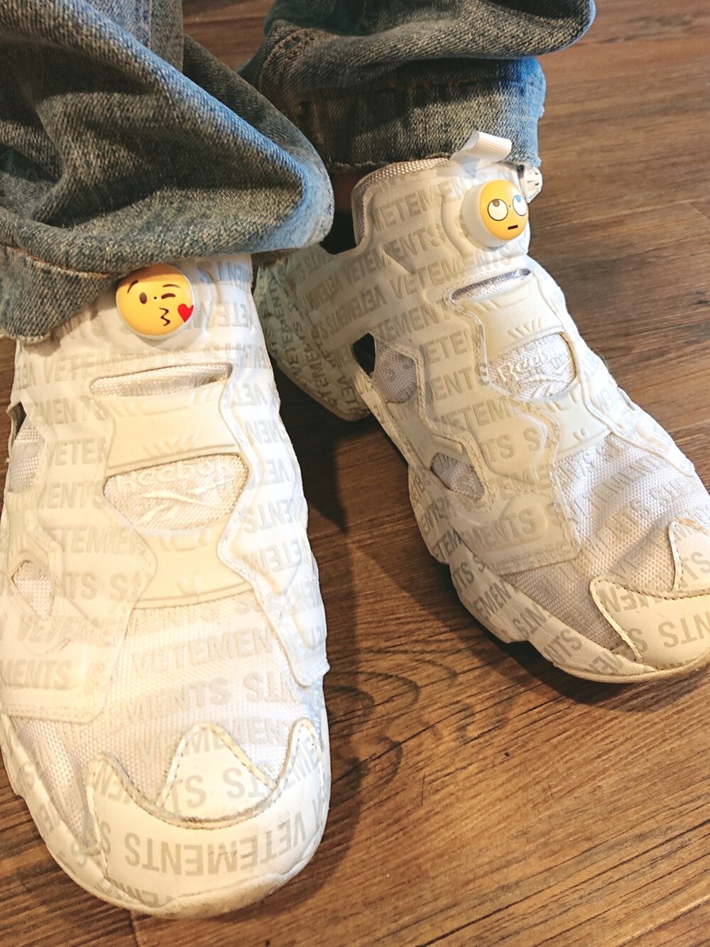 ホワイト系のボディバッグ/ウエストポーチ、ブルー系のその他トップス、ブルー系のデニムパンツを着用したメンズの夏コーディネートの2枚目の写真