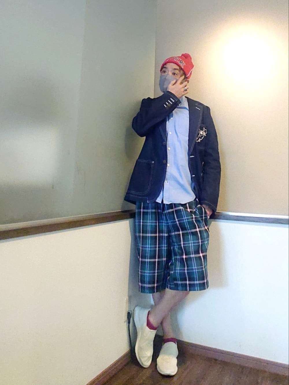 ブルー系のシャツ/ブラウス、ブルー系のテーラードジャケット、グリーン系のその他パンツを着用したメンズの春コーディネートの3枚目の写真