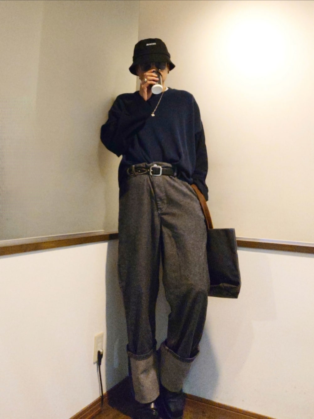 ブルー系のデニムパンツ、ブルー系のTシャツ/カットソー、ブルー系のトートバッグを着用したメンズの秋コーディネートの2枚目の写真