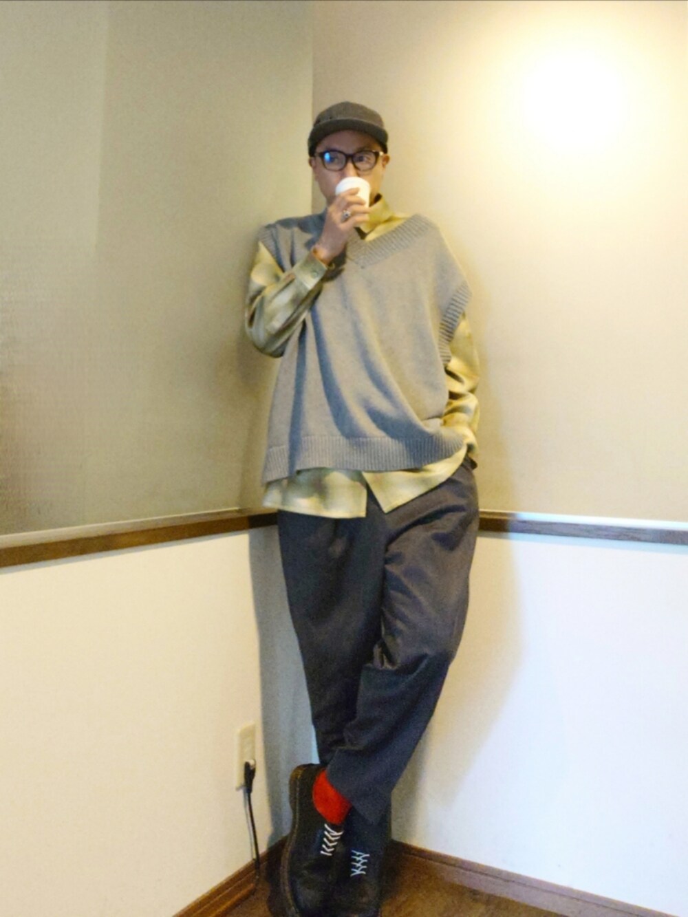 グリーン系のシャツ/ブラウス、グレー系のベスト、ブルー系のトートバッグを着用したメンズの秋コーディネートの2枚目の写真