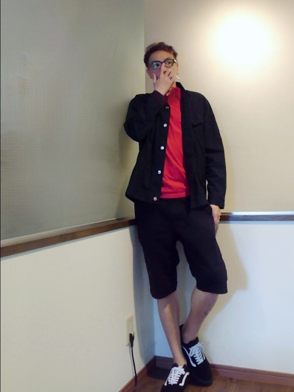 レッド系のTシャツ/カットソー、ブラック系のシャツ/ブラウス、ブラック系のパンツを着用したメンズの夏コーディネートの3枚目の写真