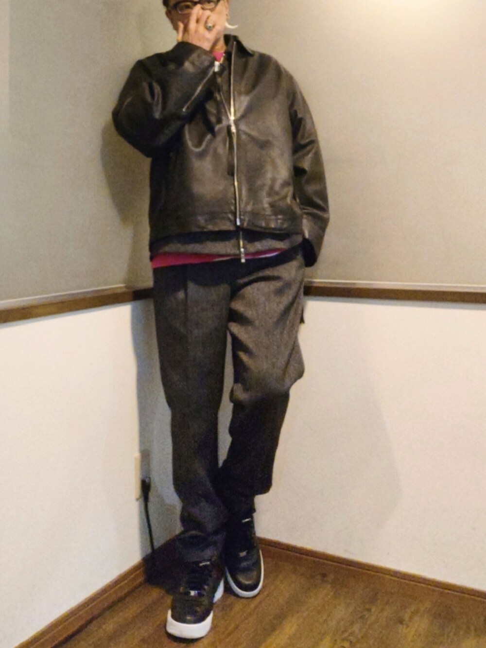 ブラック系のブルゾン、ピンク系のニット/セーター、グレー系のブルゾンを着用したメンズの冬コーディネートの3枚目の写真