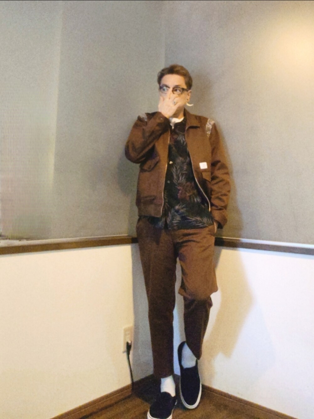 ブラウン系のブルゾン、ブラック系のシャツ/ブラウス、ブラウン系のチノパンツを着用したメンズの秋コーディネートの2枚目の写真