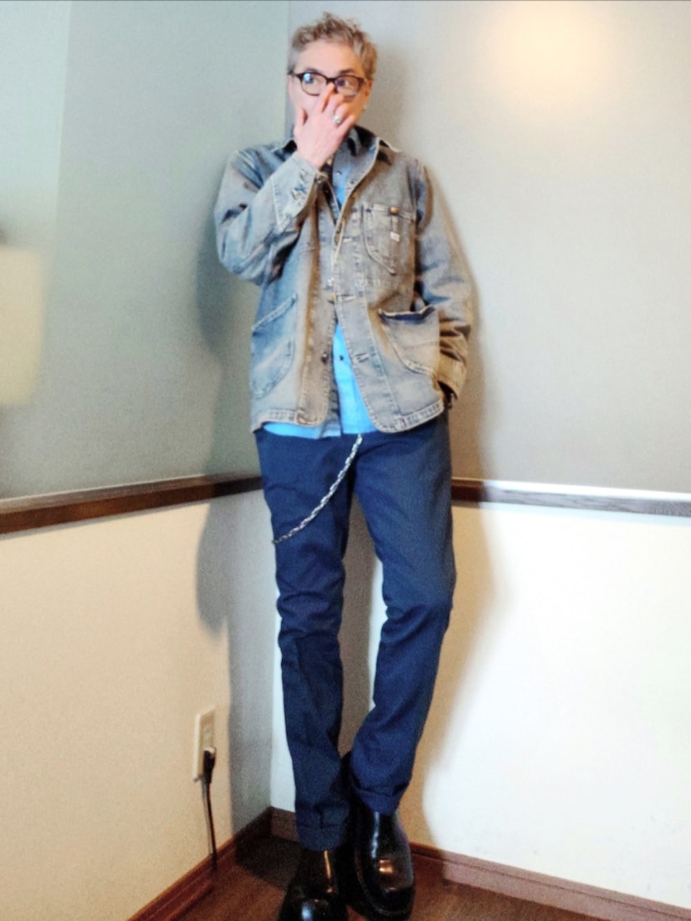 ブルー系のカバーオール、ブルー系のシャツ/ブラウス、ブルー系のスラックスを着用したメンズの春コーディネートの2枚目の写真