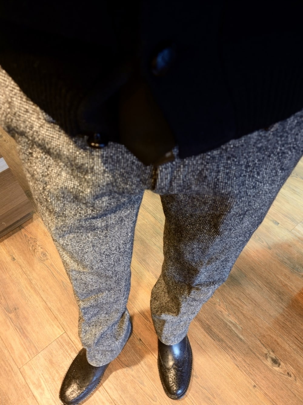 ブラック系のスラックス、ブラック系のレインシューズ、ブラック系のカーディガン/ボレロを着用したメンズの秋コーディネートの2枚目の写真