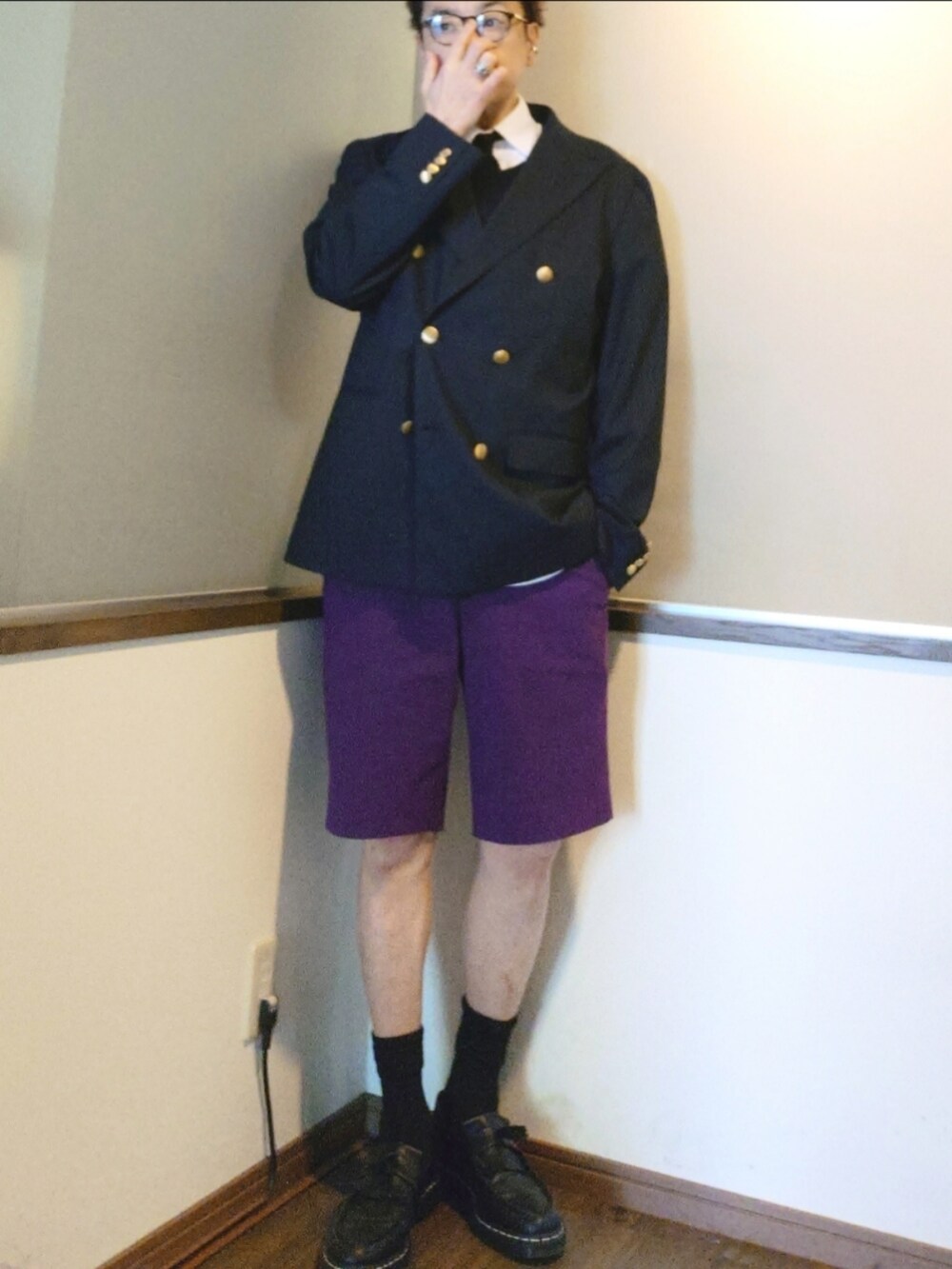 ブルー系のその他アウター、ブルー系のニット/セーター、パープル系のスラックスを着用したメンズの春コーディネートの2枚目の写真