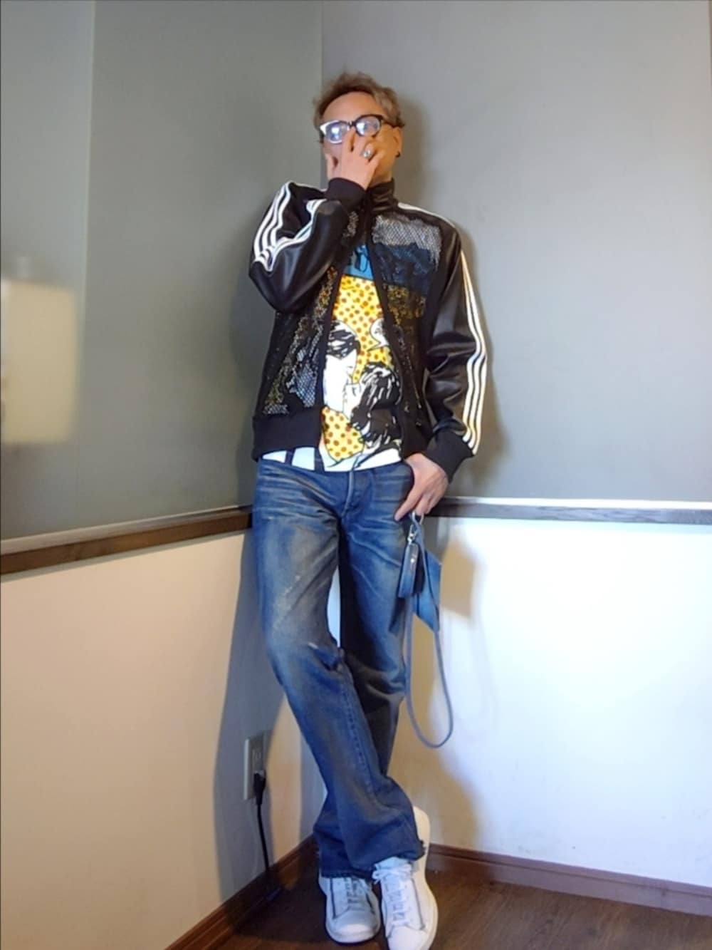 ブラック系のジャージ、ホワイト系のTシャツ/カットソー、ブルー系のショルダーバッグを着用したメンズの秋コーディネートの2枚目の写真