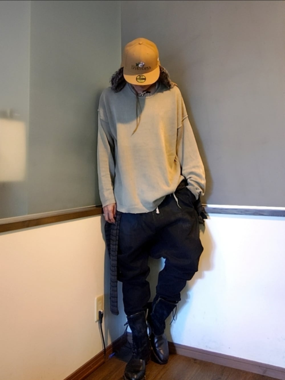 ベージュ系のニット/セーター、ブラック系のその他パンツ、ブラック系のブーツを着用したメンズの秋コーディネートの3枚目の写真