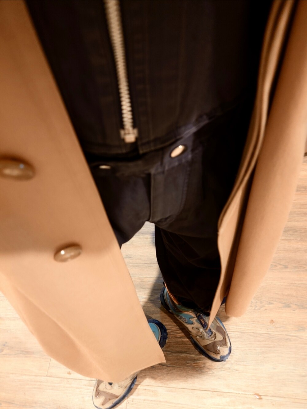 ブルー系のつなぎ/オールインワン、ベージュ系のトレンチコート、グリーン系のスニーカーを着用したメンズの秋コーディネートの3枚目の写真