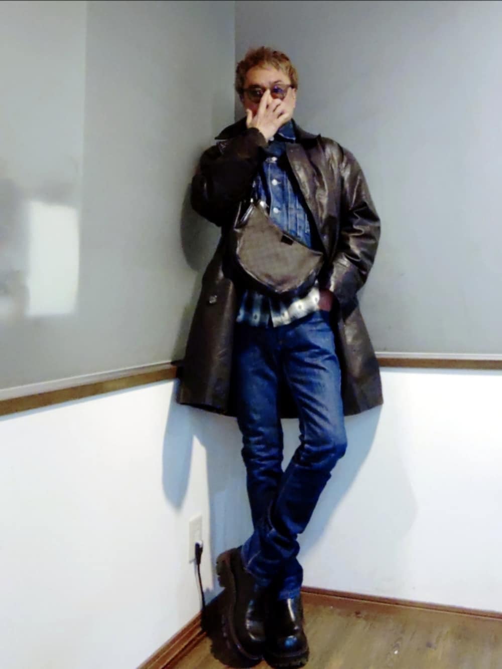 ブルー系のデニムジャケット、ブルー系のデニムパンツ、ブラック系のブーツを着用したメンズの春コーディネートの2枚目の写真