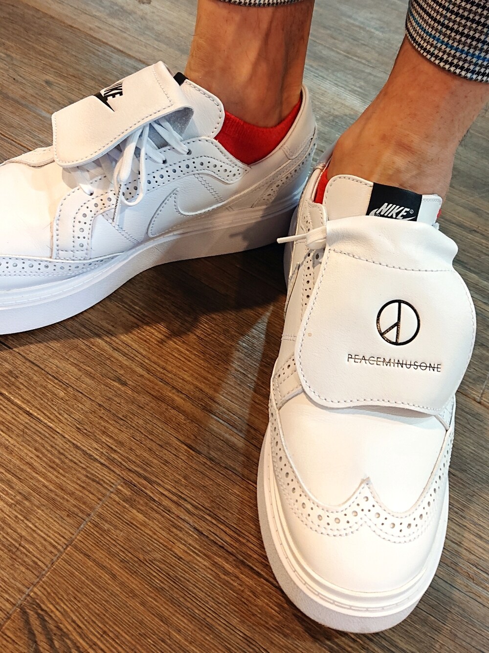 ブラック系のTシャツ/カットソー、ホワイト系のショルダーバッグ、ブラウン系のスラックスを着用したメンズの夏コーディネートの4枚目の写真