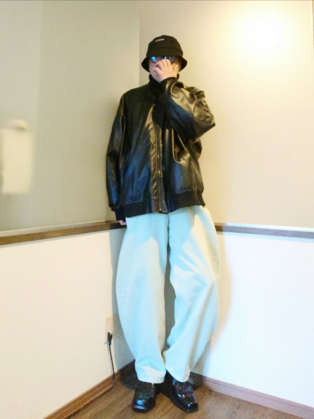 ブルー系のデニムパンツ、ブラック系のMA-1、ブルー系のデニムジャケットを着用したメンズの秋コーディネートの2枚目の写真