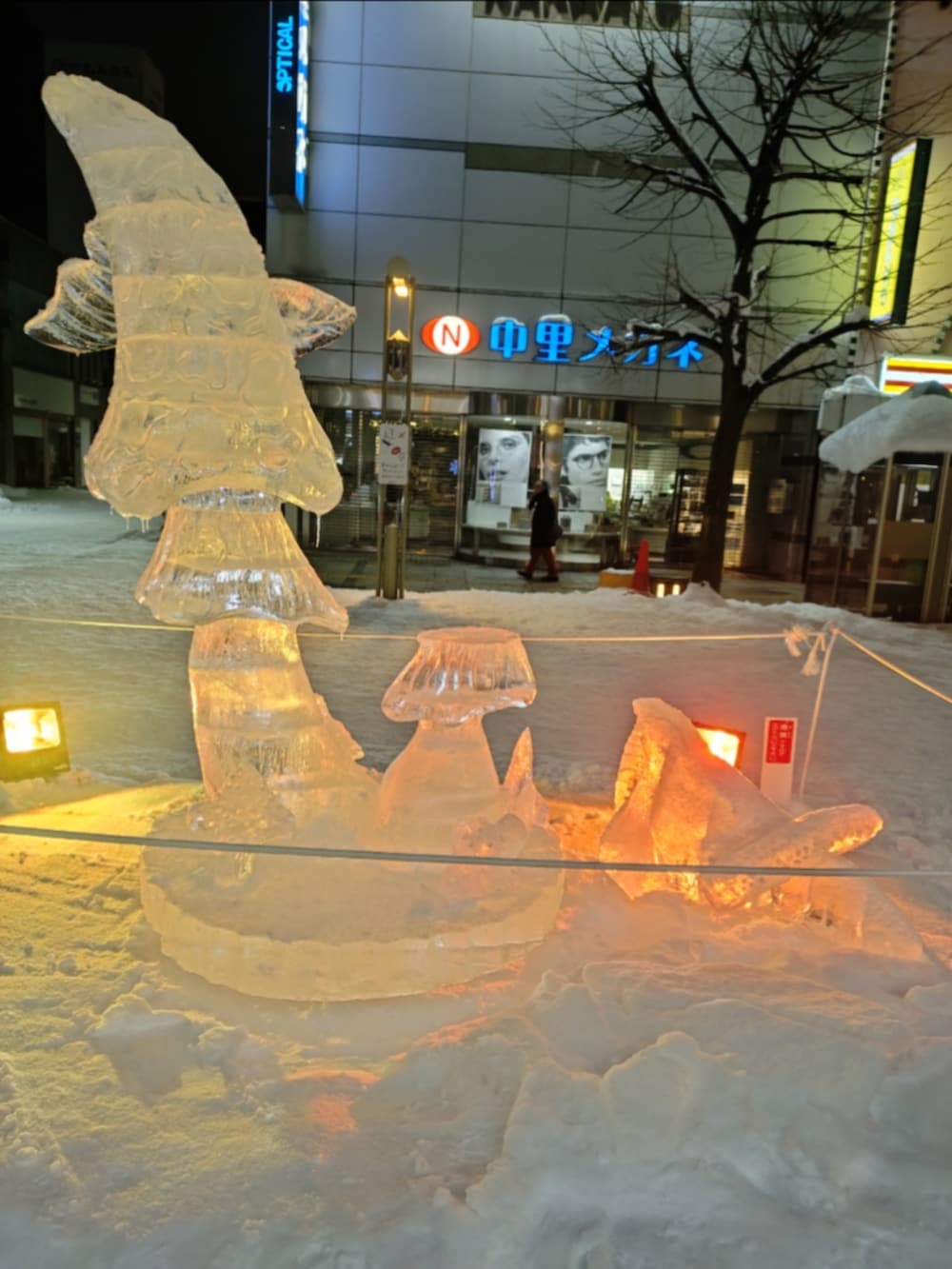 ブルー系のダウンジャケット/コート、ブラック系のブルゾン、ブラック系のスラックスを着用したメンズの冬コーディネートの4枚目の写真