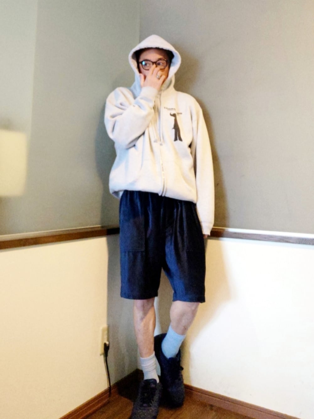 その他のシャツ/ブラウス、グレー系のパーカー、ブルー系のベストを着用したメンズの春コーディネートの3枚目の写真