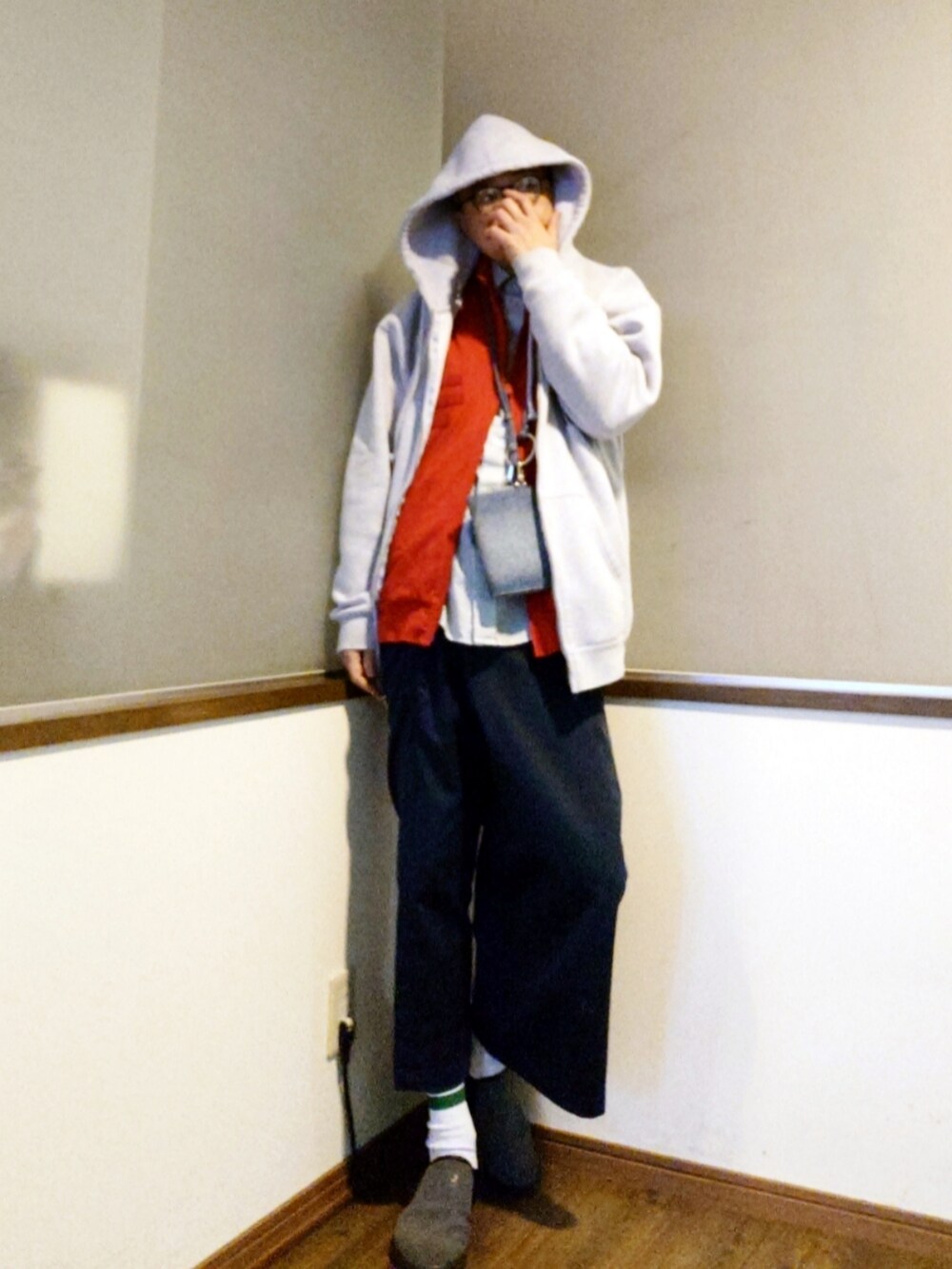 ブルー系のチノパンツ、レッド系のジャージ、グリーン系のシャツ/ブラウスを着用したメンズの春コーディネートの2枚目の写真