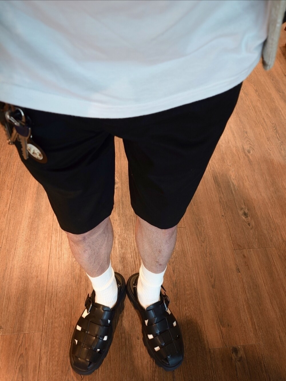 ベージュ系のシャツ/ブラウス、ブラック系のショルダーバッグ、ブラック系のスラックスを着用したメンズの夏コーディネートの2枚目の写真