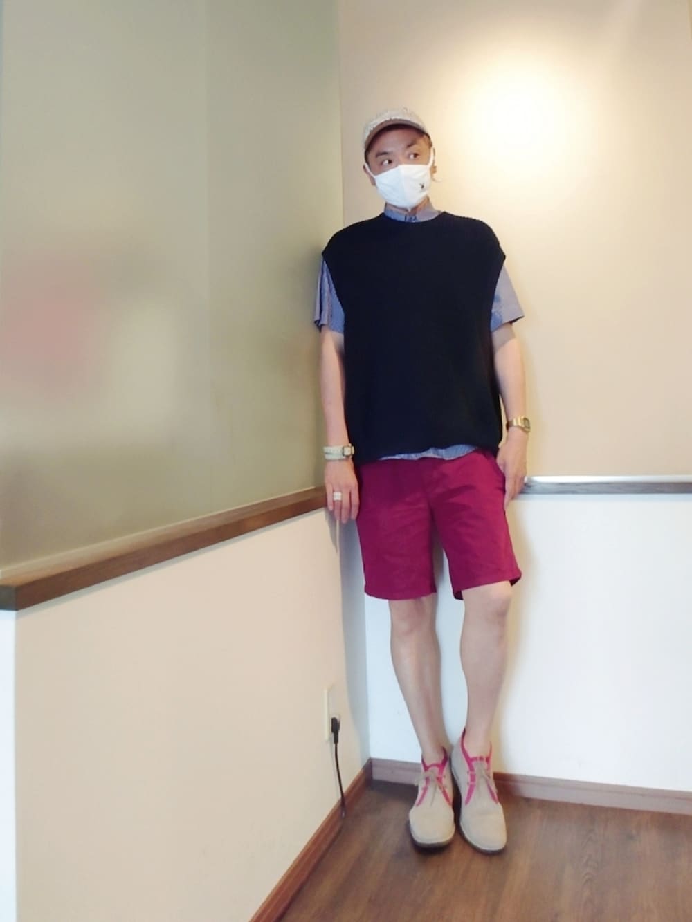 ブルー系のシャツ/ブラウス、ブルー系のベスト、ブルー系のトートバッグを着用したメンズの夏コーディネートの3枚目の写真