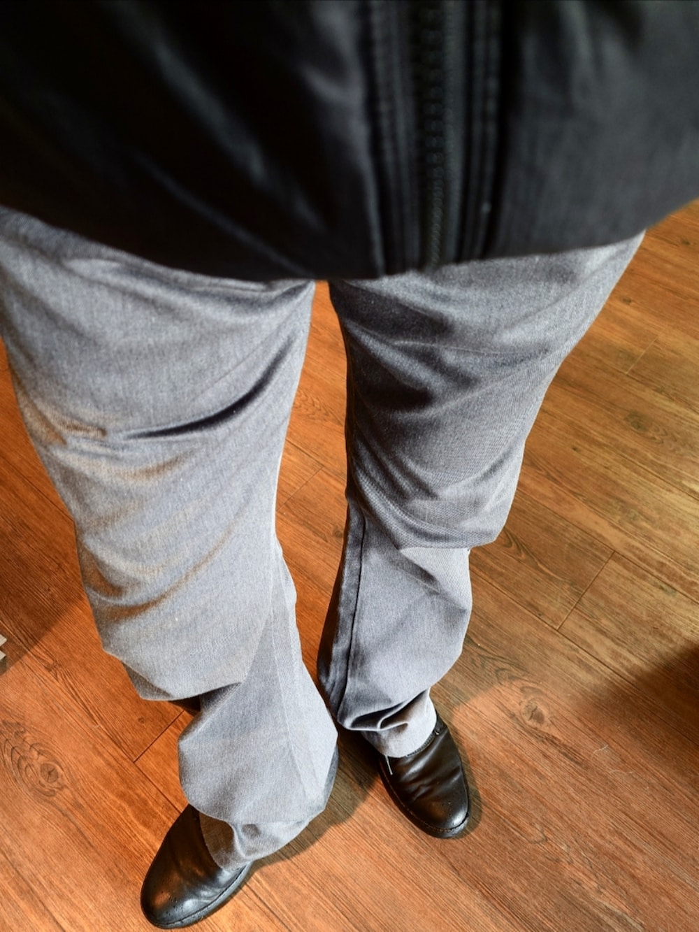 ブラック系のダウンジャケット/コート、グレー系のチノパンツ、パープル系のニット/セーターを着用したメンズの秋コーディネートの4枚目の写真