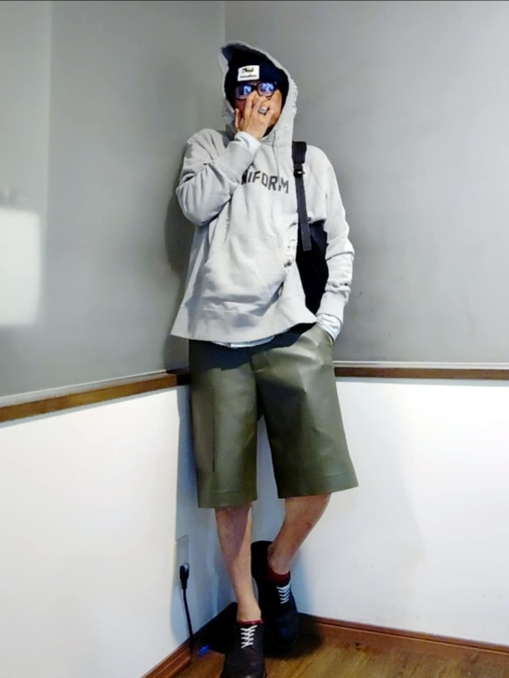 グレー系のパーカー、グリーン系のシャツ/ブラウス、ブルー系のネクタイを着用したメンズの秋コーディネートの2枚目の写真