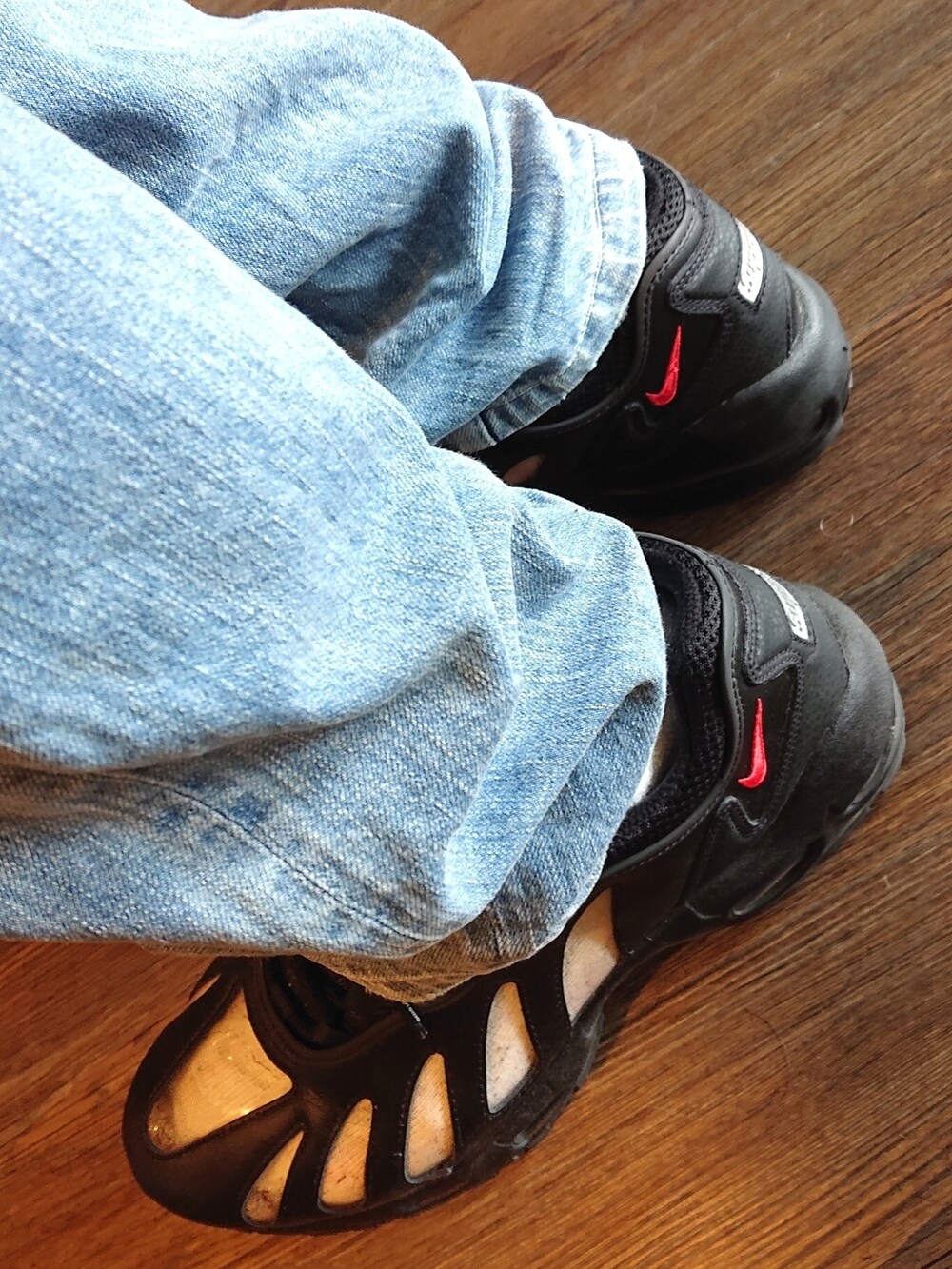 ベージュ系のTシャツ/カットソー、ブルー系のデニムパンツ、ブラック系のスニーカーを着用したメンズの夏コーディネートの3枚目の写真