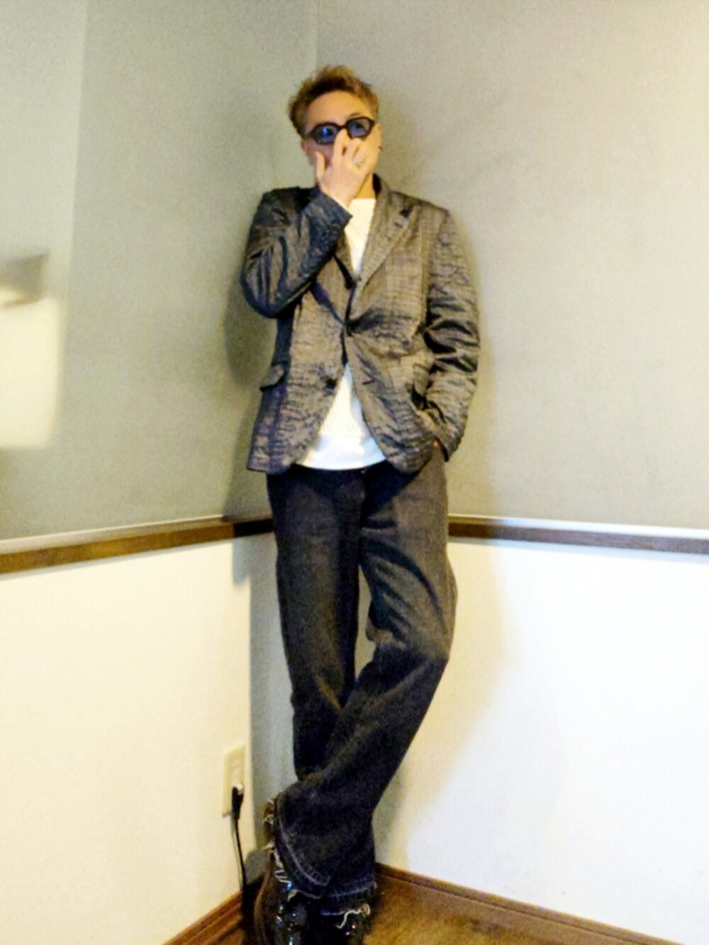 シルバー系のテーラードジャケット、ブラック系のドレスシューズ、ブラック系のデニムパンツを着用したメンズの夏コーディネートの3枚目の写真