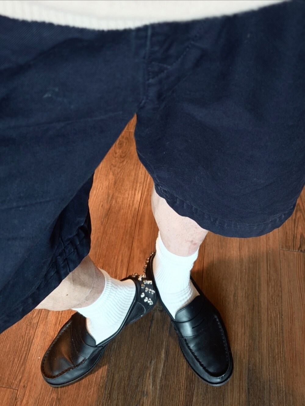 ブルー系のその他アウター、ベージュ系のニット/セーター、ブルー系のチノパンツを着用したメンズの夏コーディネートの3枚目の写真