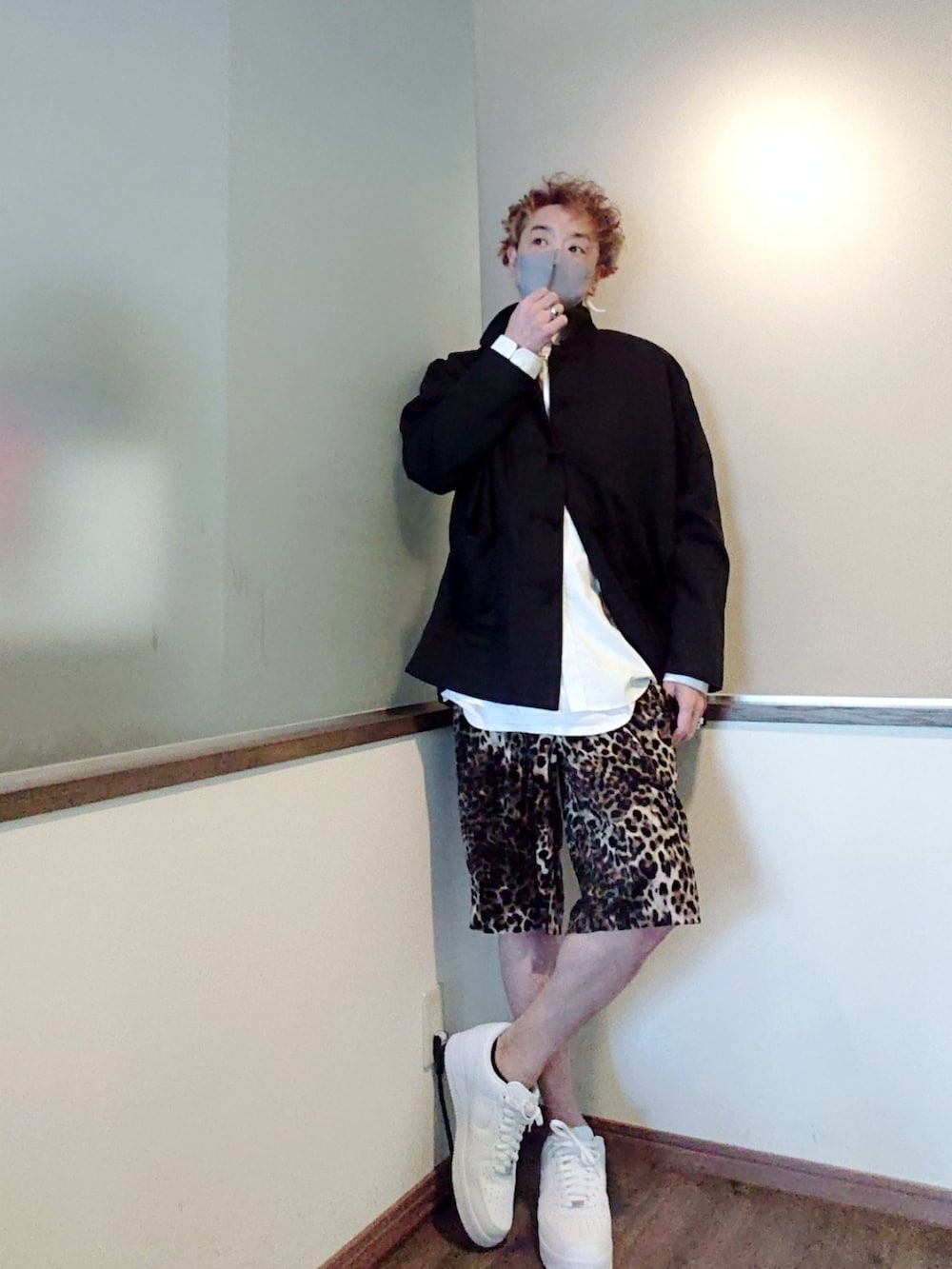 ホワイト系のシャツ/ブラウス、ブラック系のシャツ/ブラウス、ベージュ系のその他パンツを着用したメンズの春コーディネートの2枚目の写真