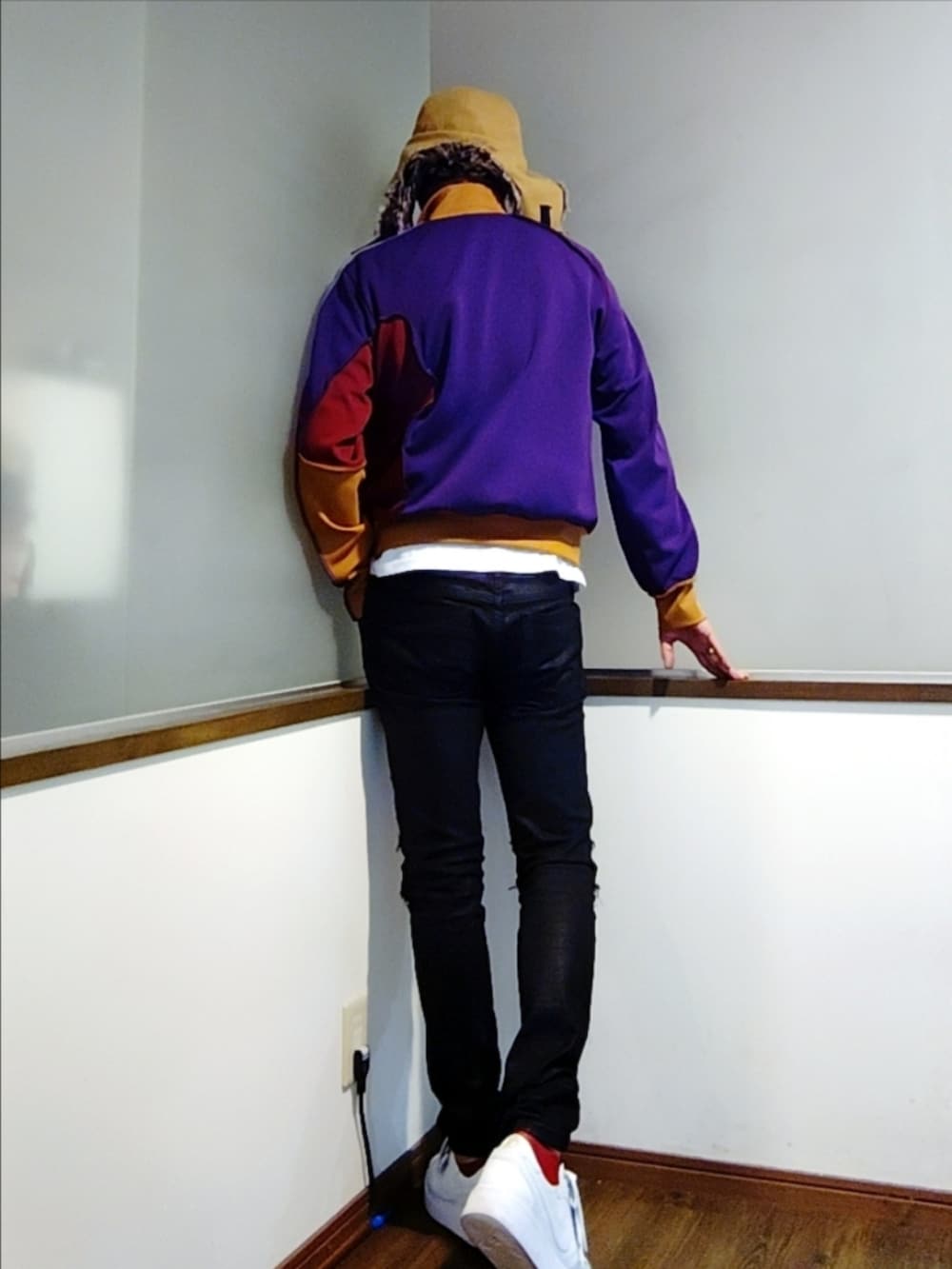 レッド系のその他アウター、ブラック系のデニムパンツ、ホワイト系のドレスシューズを着用したメンズの秋コーディネートの3枚目の写真