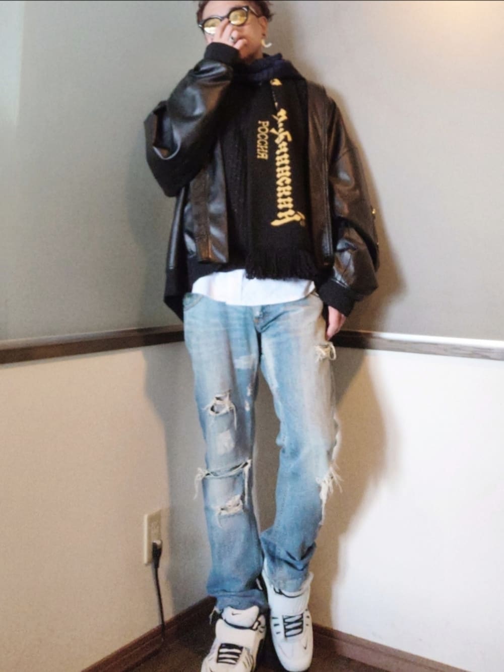 ブラック系のMA-1、ブラック系のニット/セーター、ブルー系のデニムパンツを着用したメンズの冬コーディネートの2枚目の写真