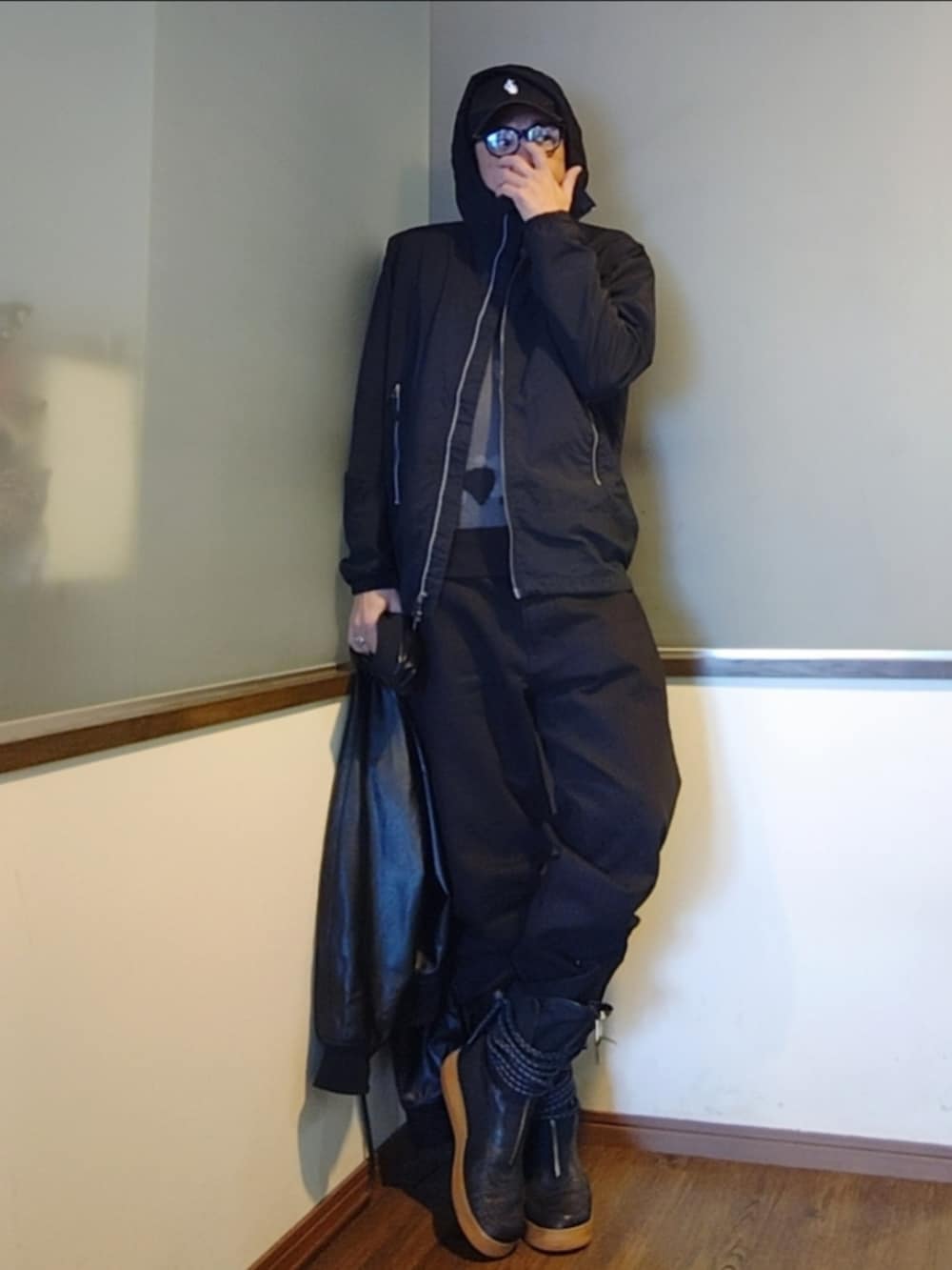 ブラック系のスニーカー、ブラック系のデニムパンツ、ブラック系のMA-1を着用したメンズの秋コーディネートの4枚目の写真