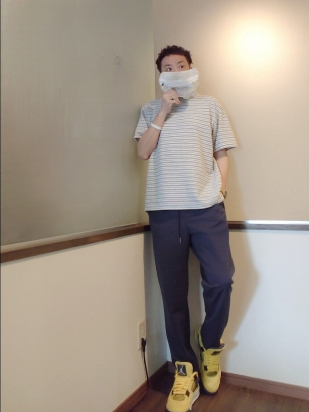 ホワイト系のトップス、グレー系のその他パンツ、イエロー系のスニーカーを着用したメンズの春コーディネートの2枚目の写真