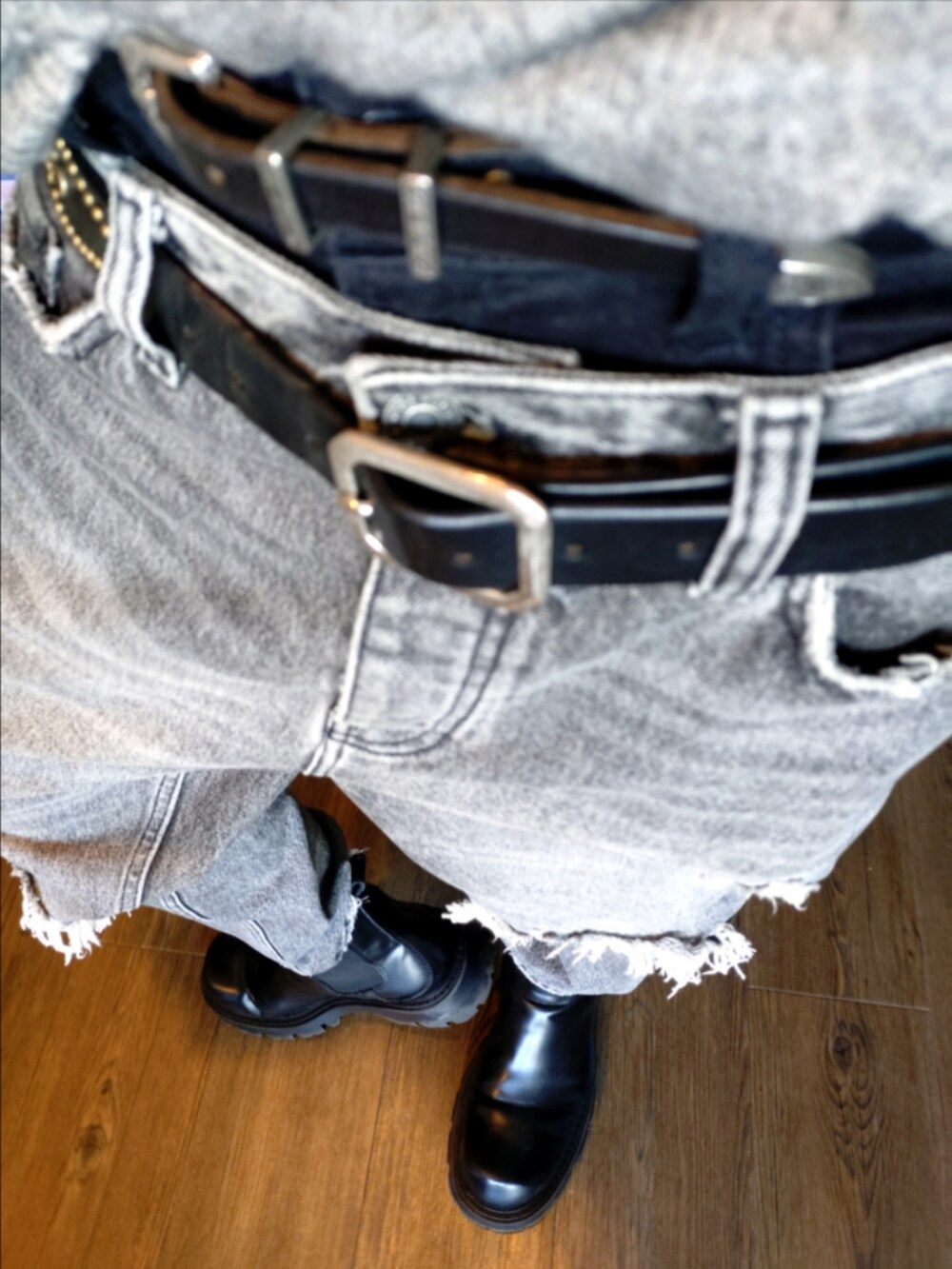 グレー系のニット/セーター、グレー系のデニムパンツ、ブラック系のデニムパンツを着用したメンズの秋コーディネートの4枚目の写真